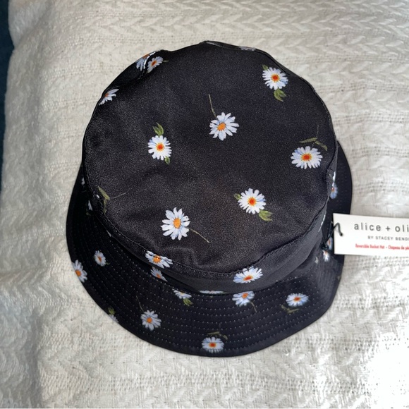 Alice + Olivia Reversible Daisy Print Bucket Hat - Picture 7 of 13